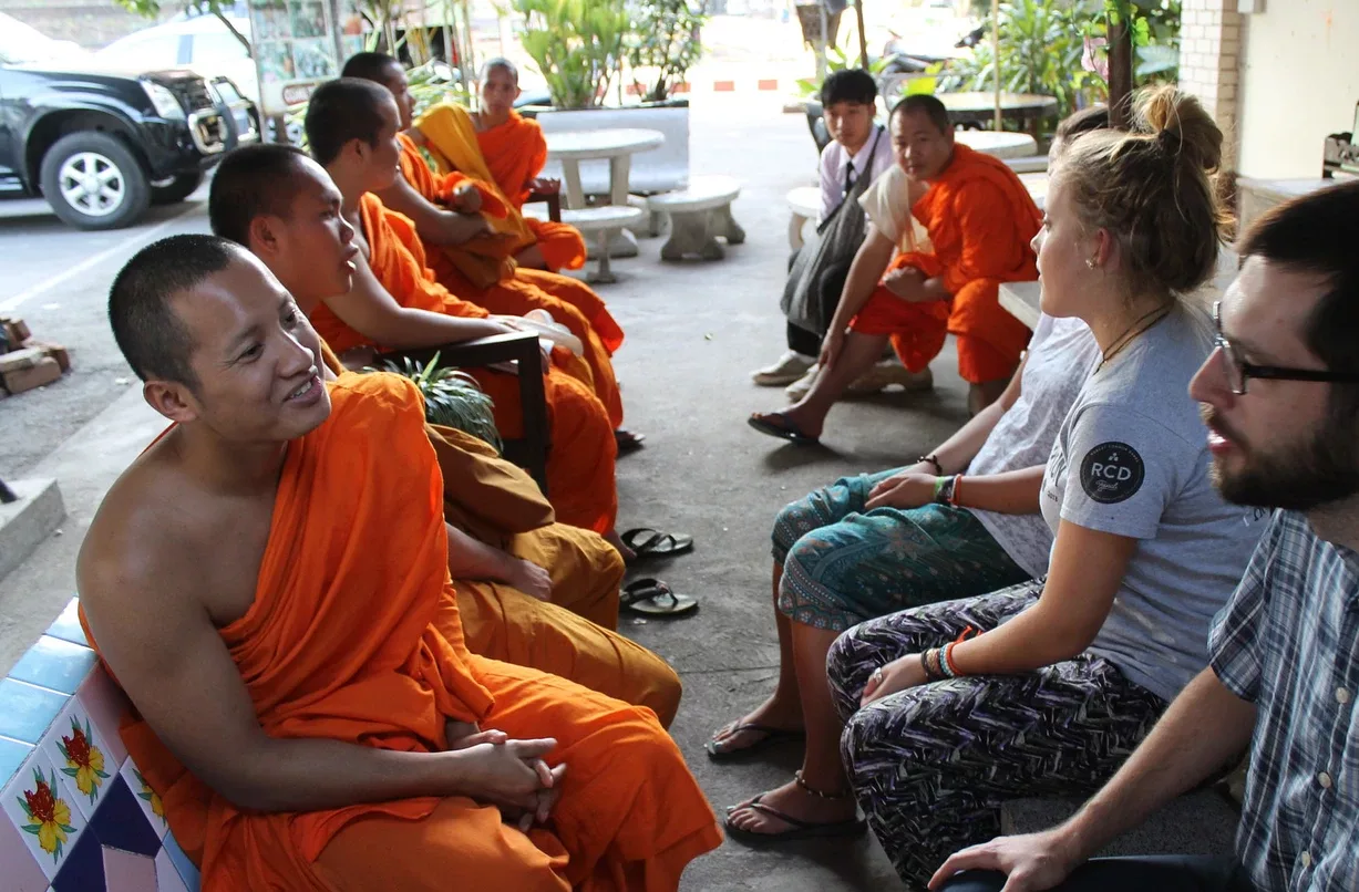 Chatting with monks in Wat Chedi Luang