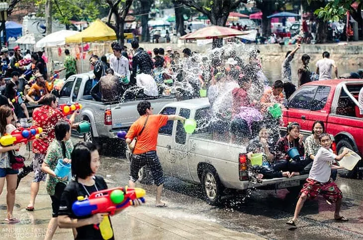 Sonkran in Chiang Mai with cars and water fights around the canals